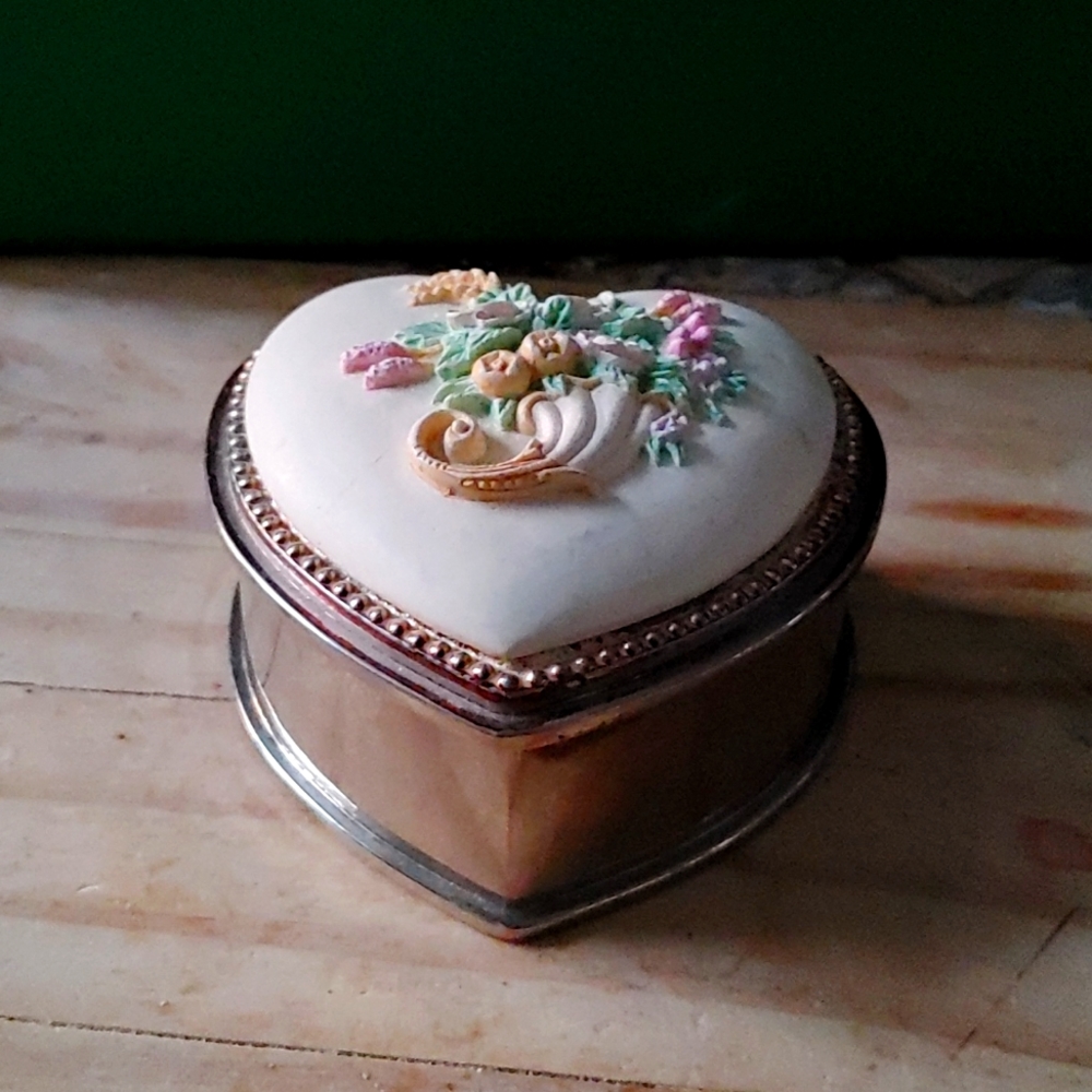 Heart Shaped Hand Painted Vintage Porcelain Trinket Box – No Marks